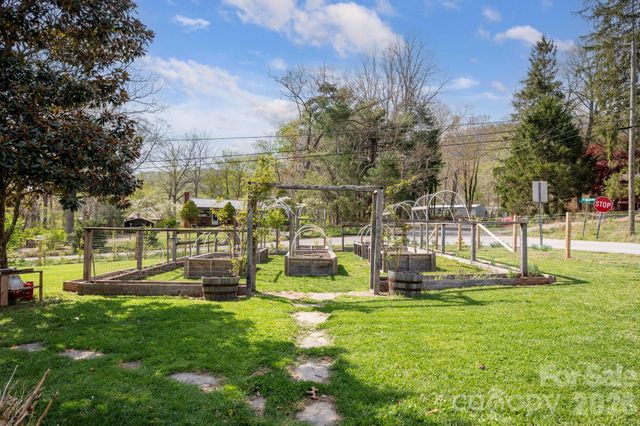 318 Stonewall Avenue, Swannanoa, NC 28778