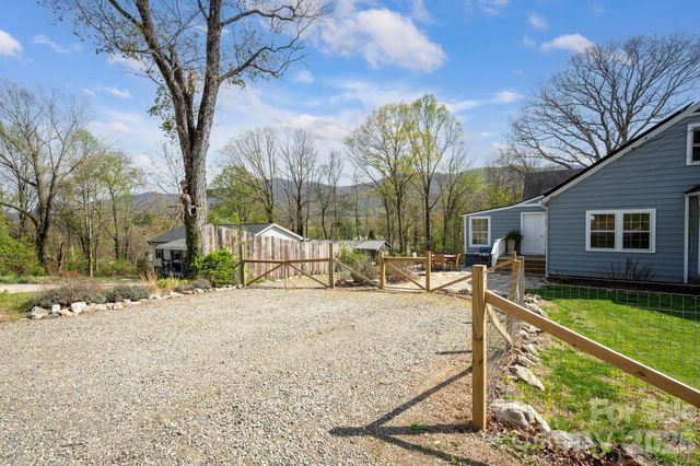 318 Stonewall Avenue, Swannanoa, NC 28778