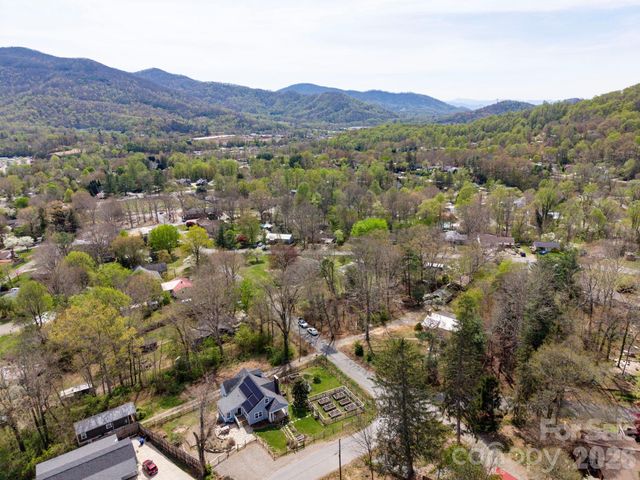 318 Stonewall Avenue, Swannanoa, NC 28778