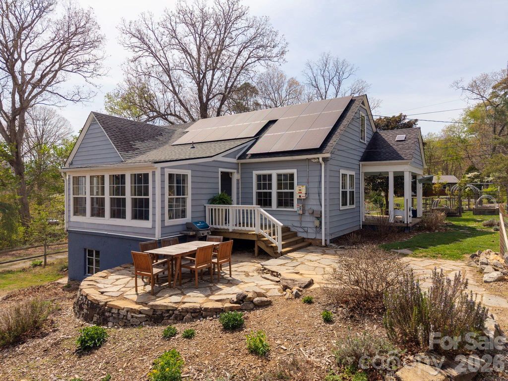 318 Stonewall Avenue, Swannanoa, NC 28778
