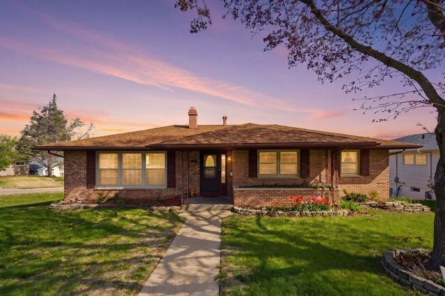 1918 W Garfield Street, Davenport, IA 52804