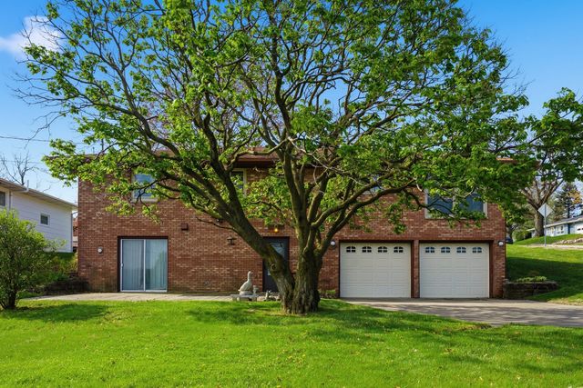 1918 W Garfield Street, Davenport, IA 52804