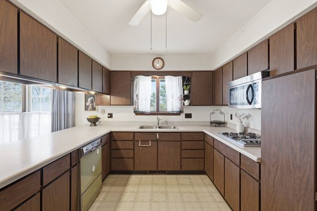 1918 W Garfield Street, Davenport, IA 52804