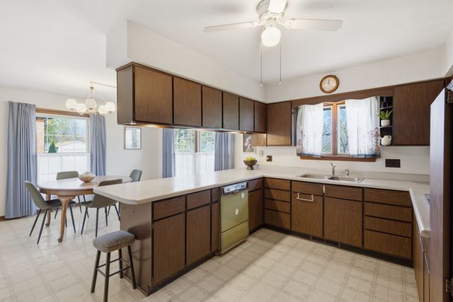 1918 W Garfield Street, Davenport, IA 52804