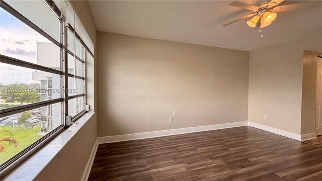 879 NE 195th St 425, Miami, FL 33179