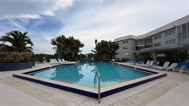 879 NE 195th St 425, Miami, FL 33179