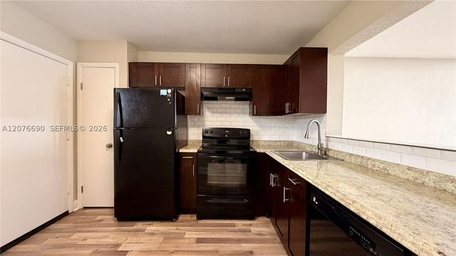 879 NE 195th St 425, Miami, FL 33179
