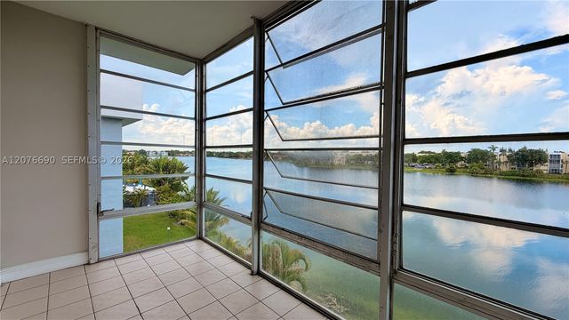 879 NE 195th St 425, Miami, FL 33179