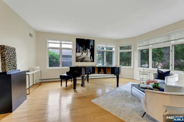 10 Parker Place, Old Tappan, NJ 07675