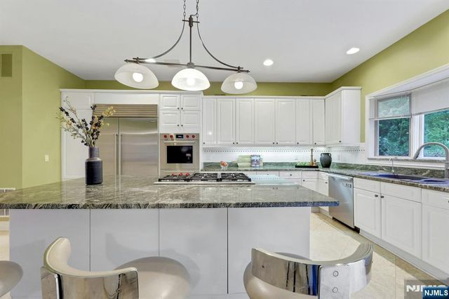 10 Parker Place, Old Tappan, NJ 07675