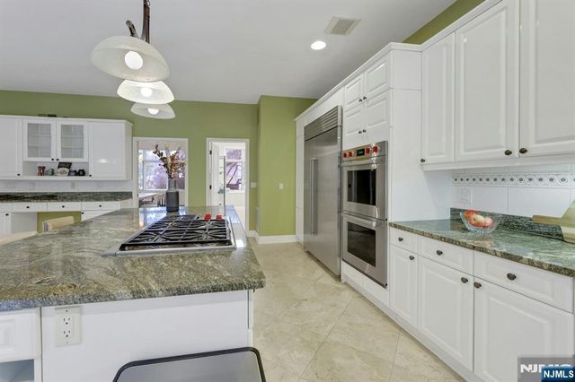 10 Parker Place, Old Tappan, NJ 07675
