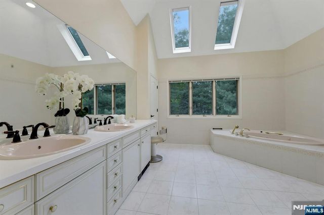 10 Parker Place, Old Tappan, NJ 07675