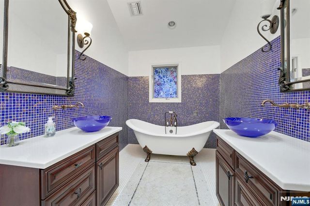 10 Parker Place, Old Tappan, NJ 07675