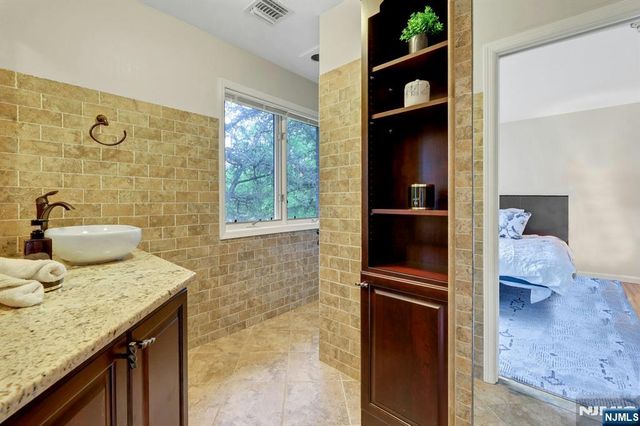 10 Parker Place, Old Tappan, NJ 07675