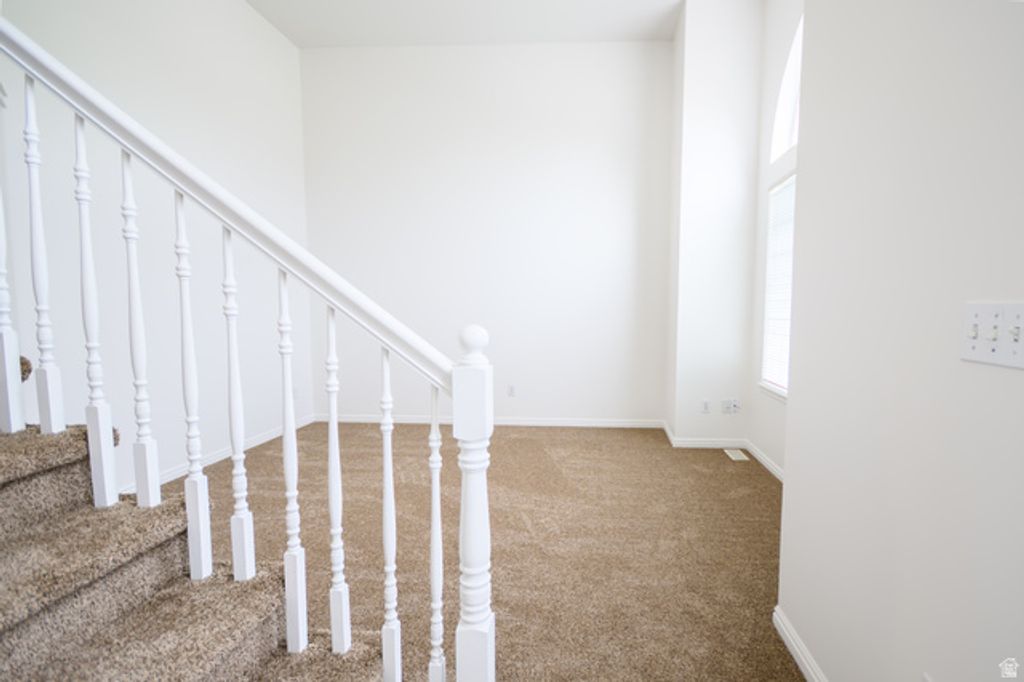 Image 5 of property listing at 960 E 3400 N, Layton, UT 84040