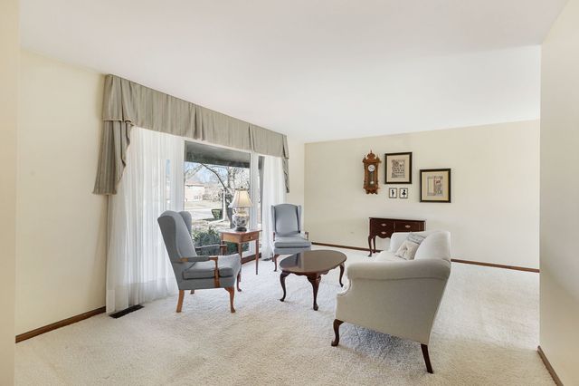 911 E Burr Oak Drive, Arlington Heights, IL 60004