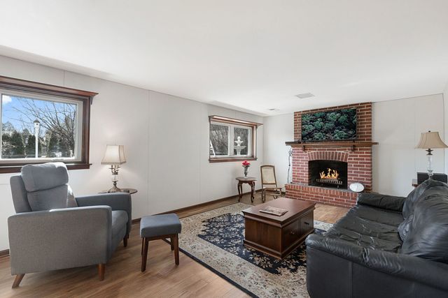 911 E Burr Oak Drive, Arlington Heights, IL 60004