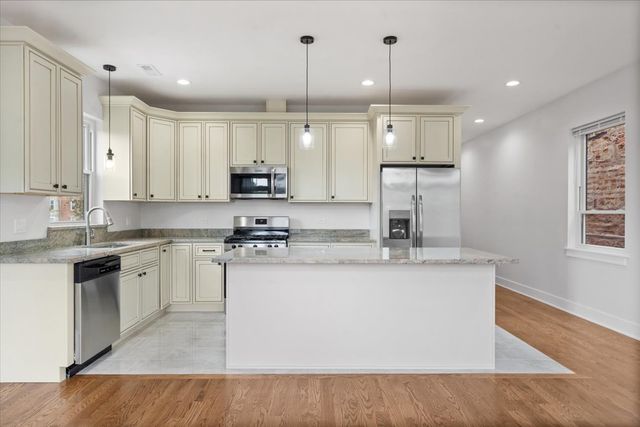 2821 W Walnut Street, Chicago, IL 60612