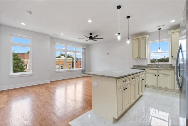 2821 W Walnut Street, Chicago, IL 60612