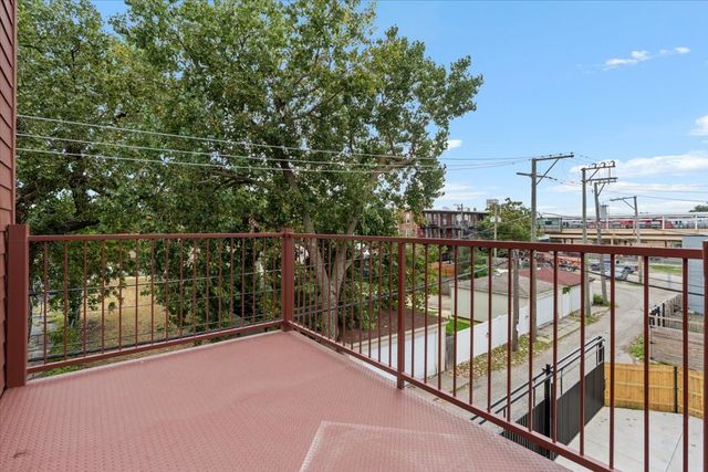 2821 W Walnut Street, Chicago, IL 60612