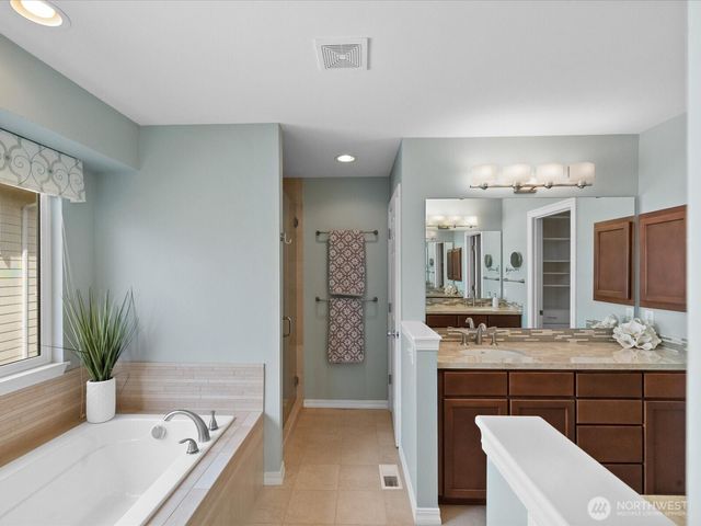 8902 NE 178th St, Bothell, WA 98011