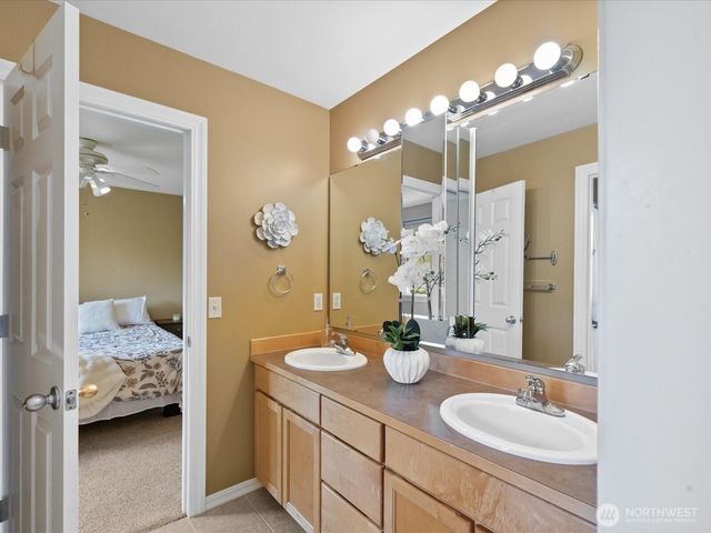 8902 NE 178th St, Bothell, WA 98011