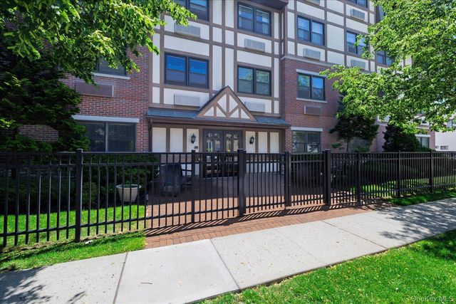 55 Clinton Avenue 401, Rockville Centre, NY 11570