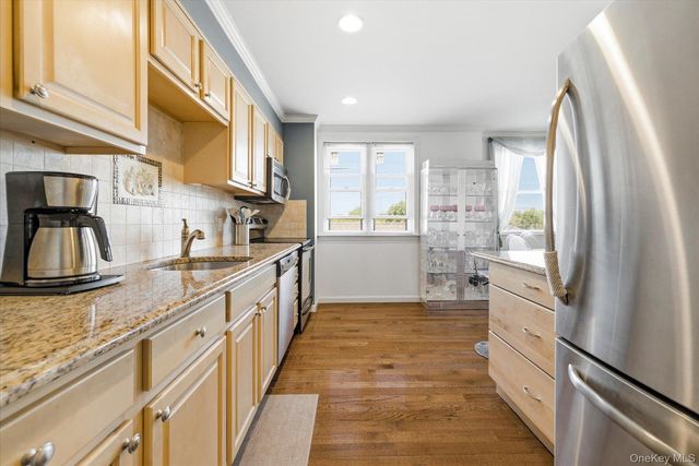 55 Clinton Avenue 401, Rockville Centre, NY 11570