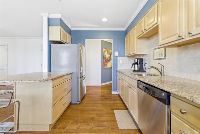 55 Clinton Avenue 401, Rockville Centre, NY 11570