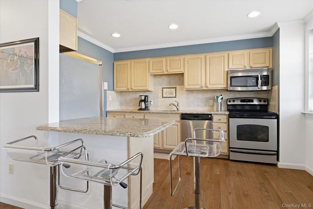 55 Clinton Avenue 401, Rockville Centre, NY 11570