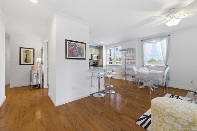 55 Clinton Avenue 401, Rockville Centre, NY 11570