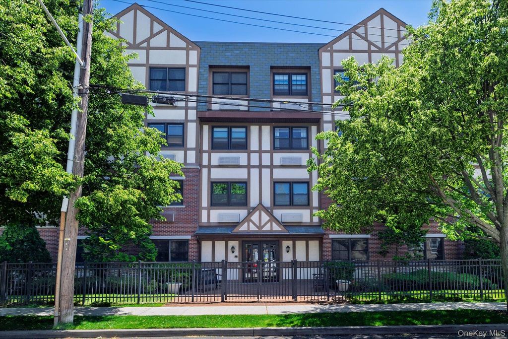 55 Clinton Avenue 401, Rockville Centre, NY 11570
