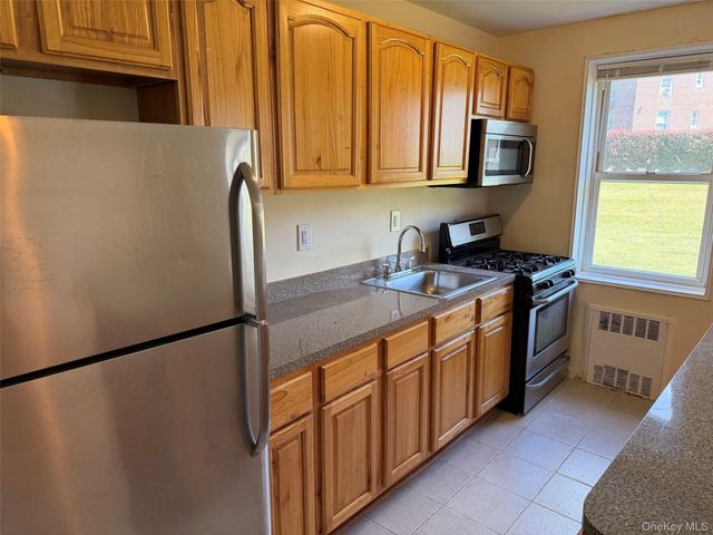 10 DAVENPORT Avenue 1F, New Rochelle, NY 10805