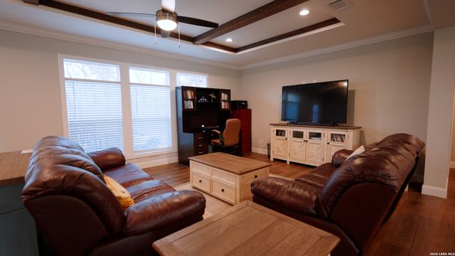 1440 Nockenut, Seguin, TX 78155