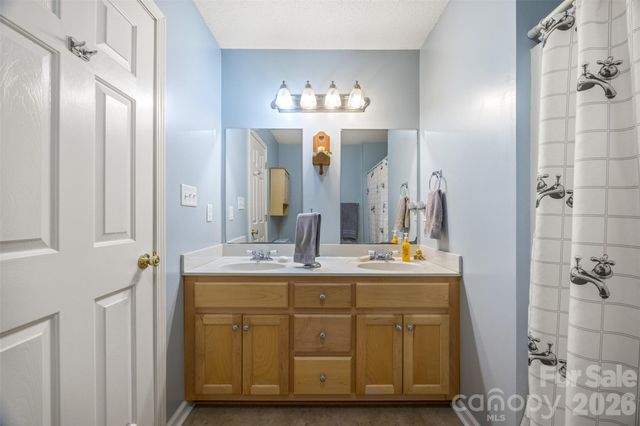 1254 Heritage Farm Road, Hickory, NC 28601