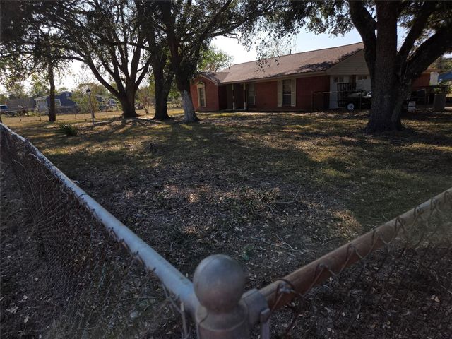 1305 2nd Street, Hempstead, TX 77445