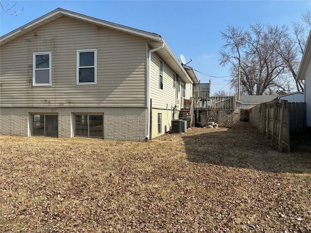 415 DAWS RD 415-417, Hiawatha, IA 52233