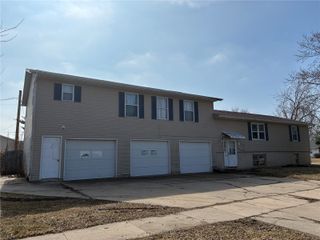 415 DAWS RD 415-417, Hiawatha, IA 52233
