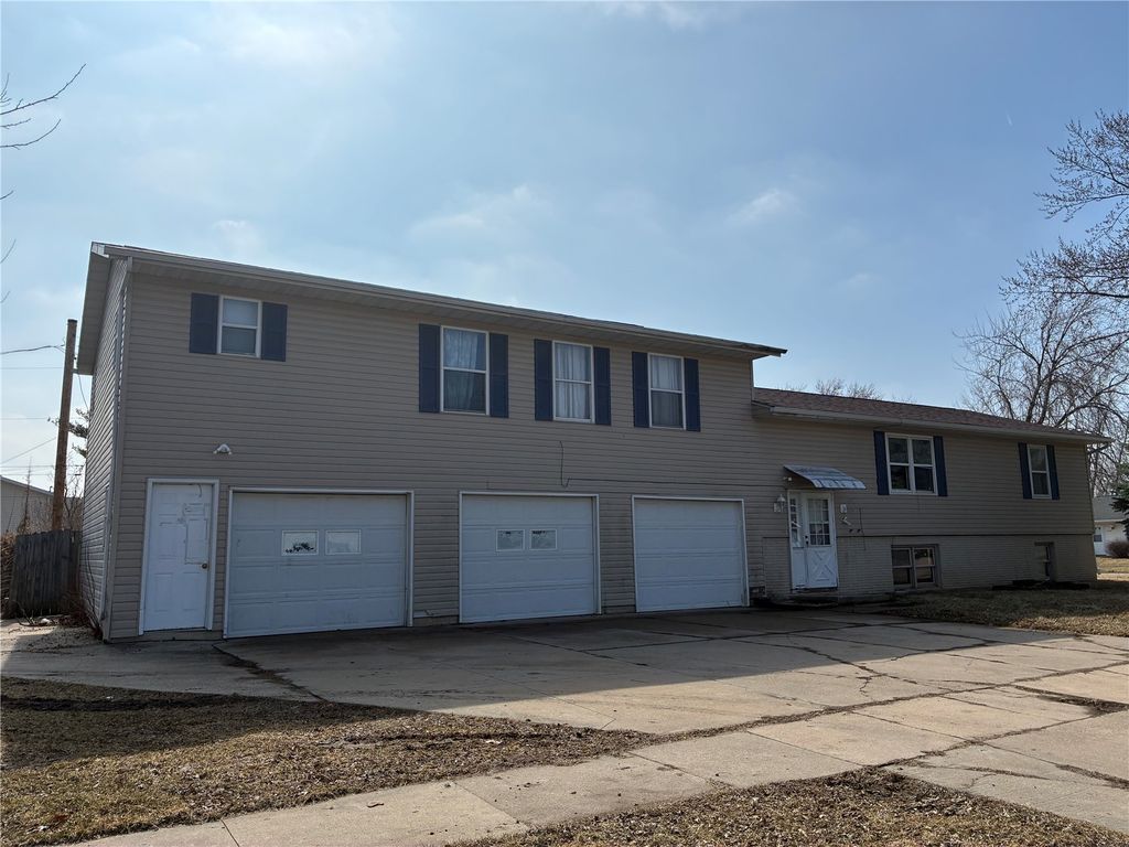 415 DAWS RD 415-417, Hiawatha, IA 52233