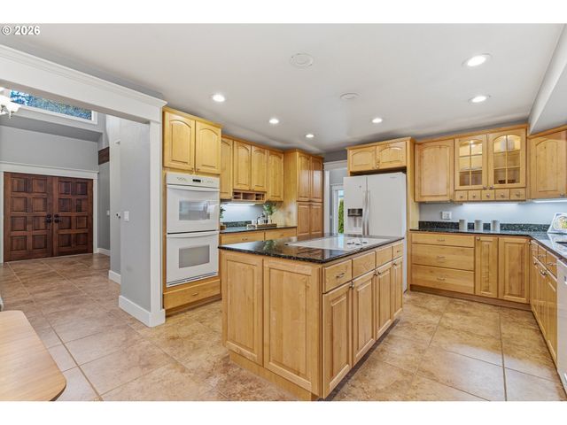 725 CARRERA Ln, Lake Oswego, OR 97034