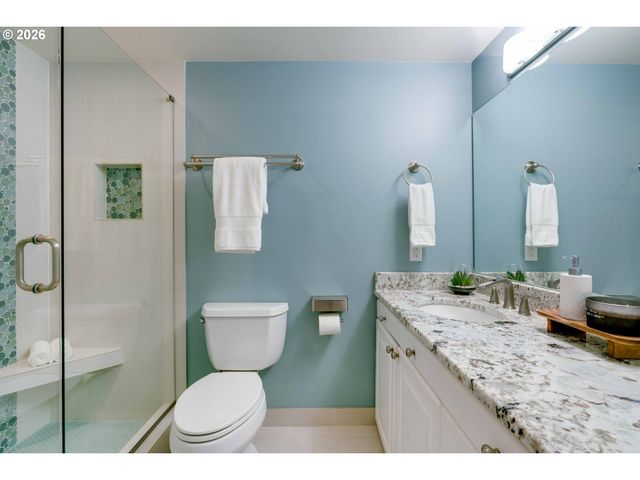 725 CARRERA Ln, Lake Oswego, OR 97034