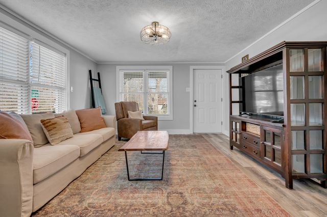 909 West 1st Street, Dickson, TN 37055