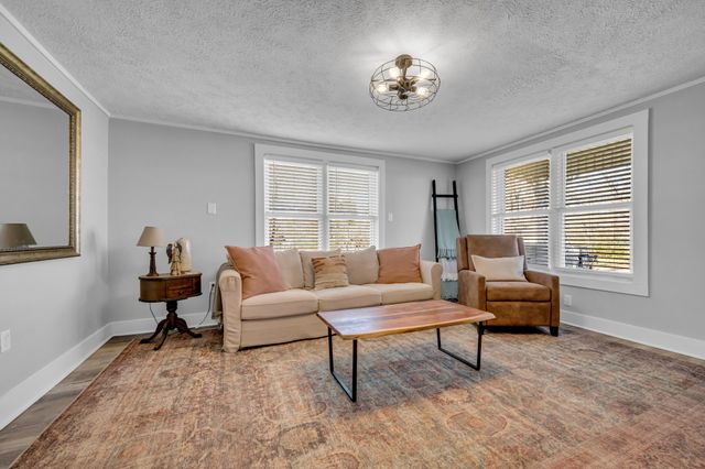 909 West 1st Street, Dickson, TN 37055