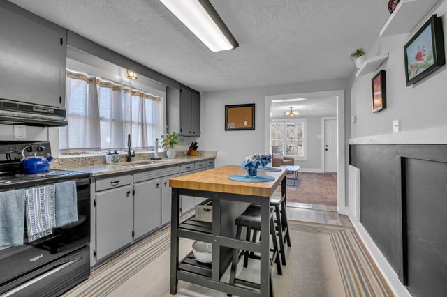 909 West 1st Street, Dickson, TN 37055