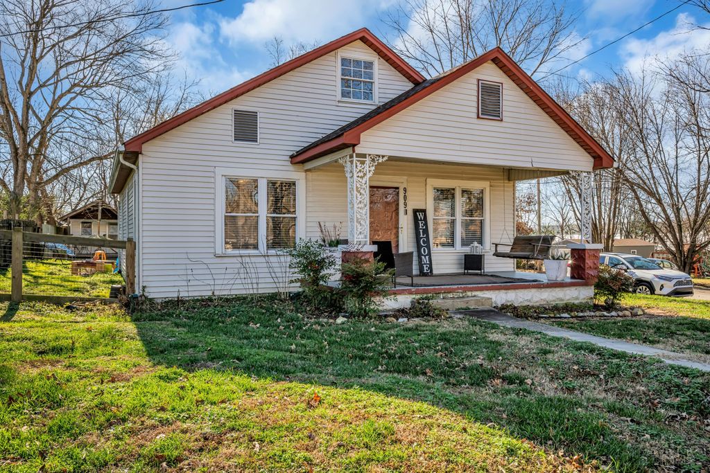 909 West 1st Street, Dickson, TN 37055
