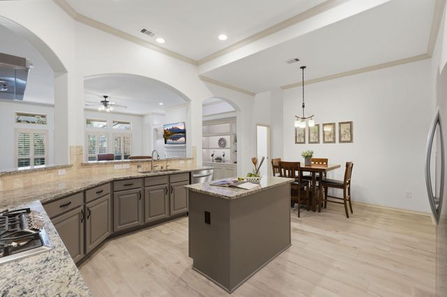 31 W Canyon Wren Circle Circle, The Woodlands, TX 77389