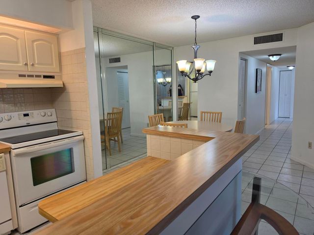 9895 N BELFORT Circle 110, Tamarac, FL 33321