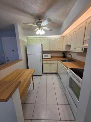 9895 N BELFORT Circle 110, Tamarac, FL 33321