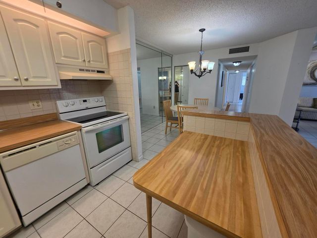 9895 N BELFORT Circle 110, Tamarac, FL 33321