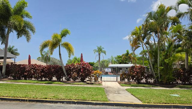 9895 N BELFORT Circle 110, Tamarac, FL 33321